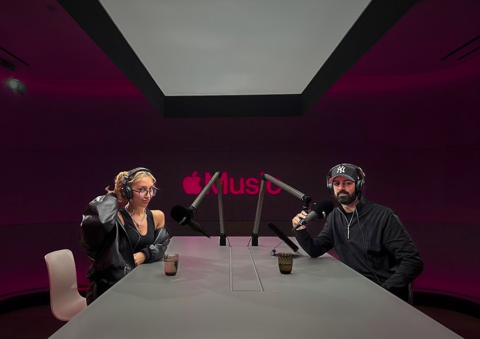 Rapperin Ayzar beim Apple-Music-Podcast