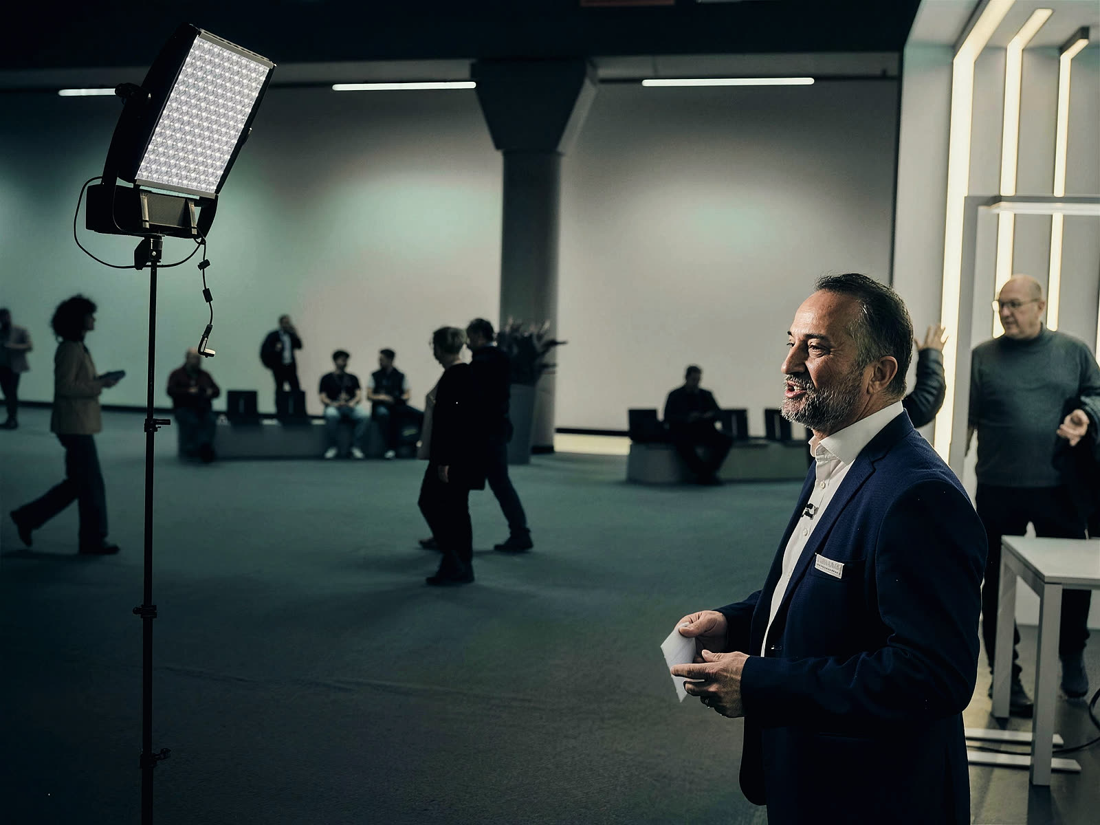 Kamerasetup mit Licht in der Messehalle