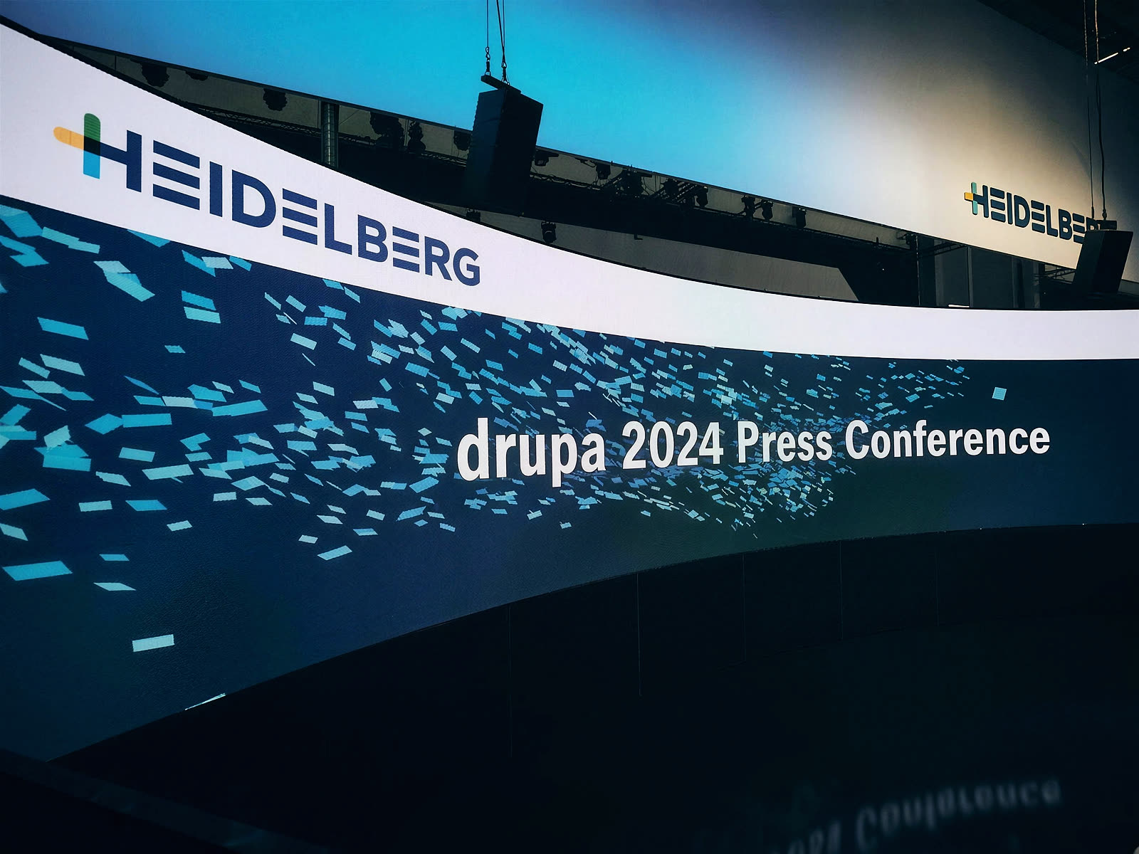 Messestand und Pressekonferenz auf der Druckmesse, Foto von VYSUALIZED