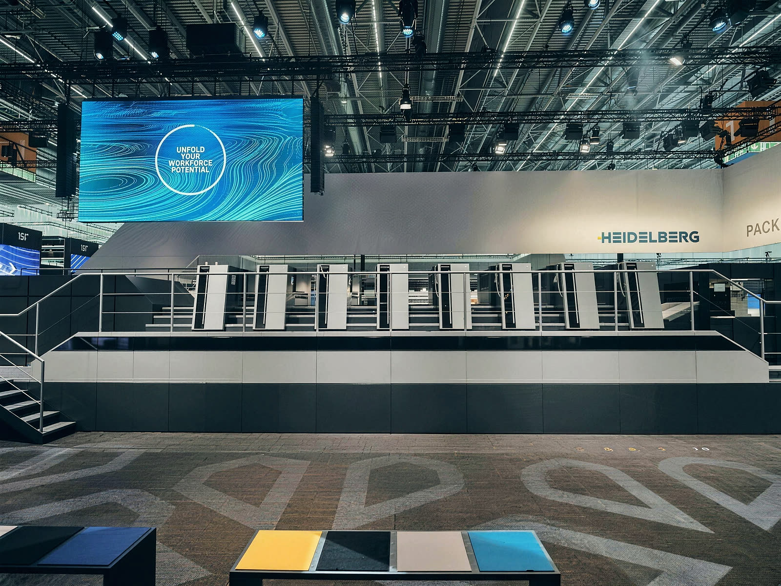Messestand mit LED-Wand und Druckmaschine