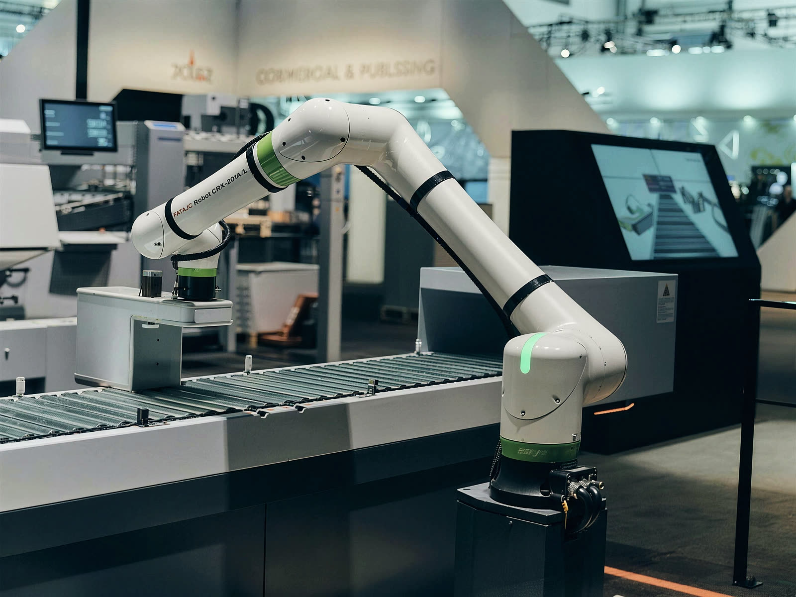 Roboterarm an der Förderstrecke