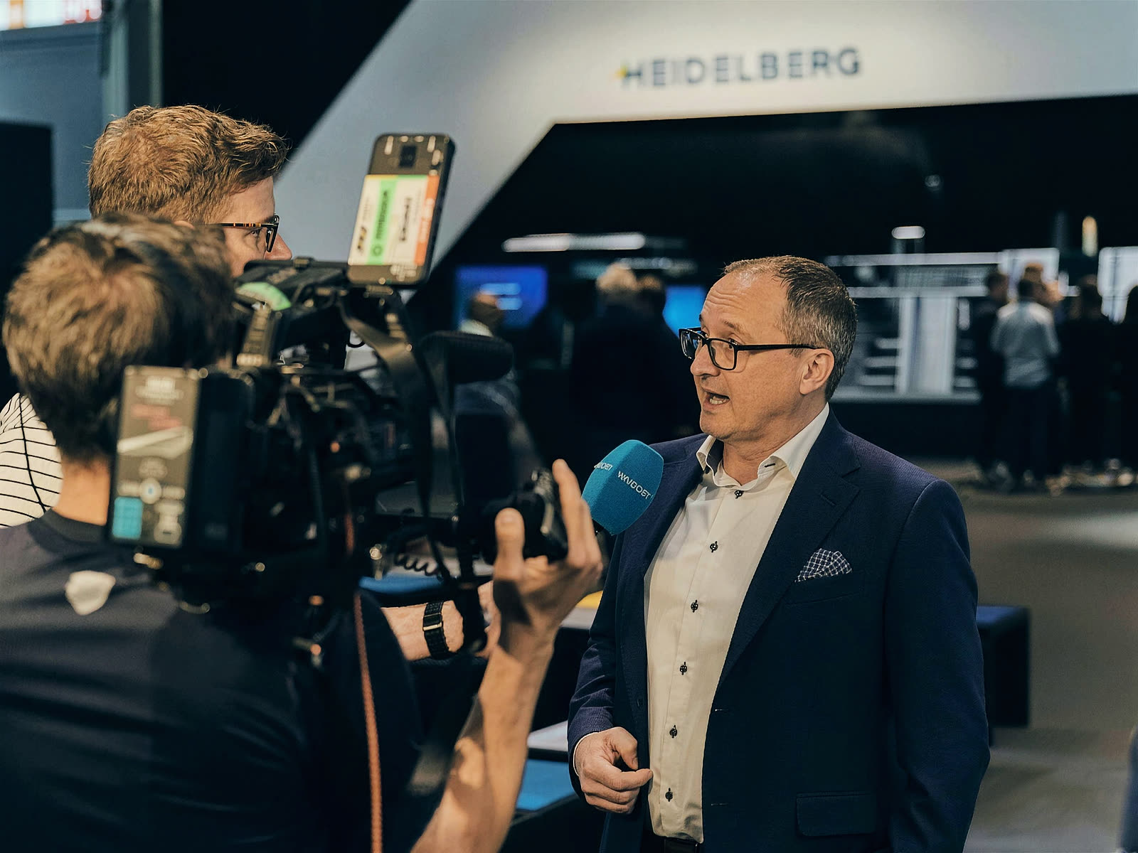Interview mit Kamerateam am Messestand