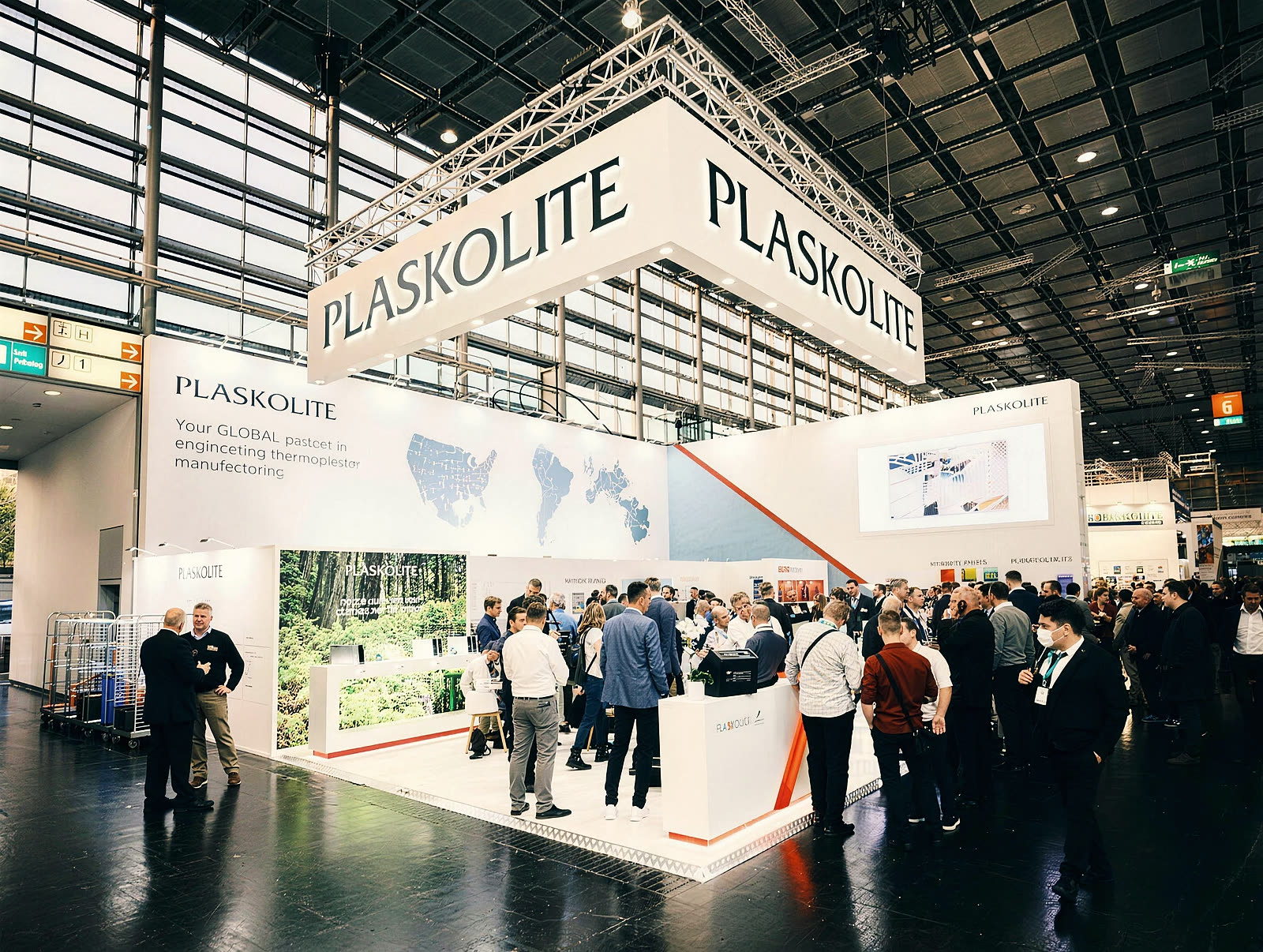 Messestand mit Besuchern in der Halle