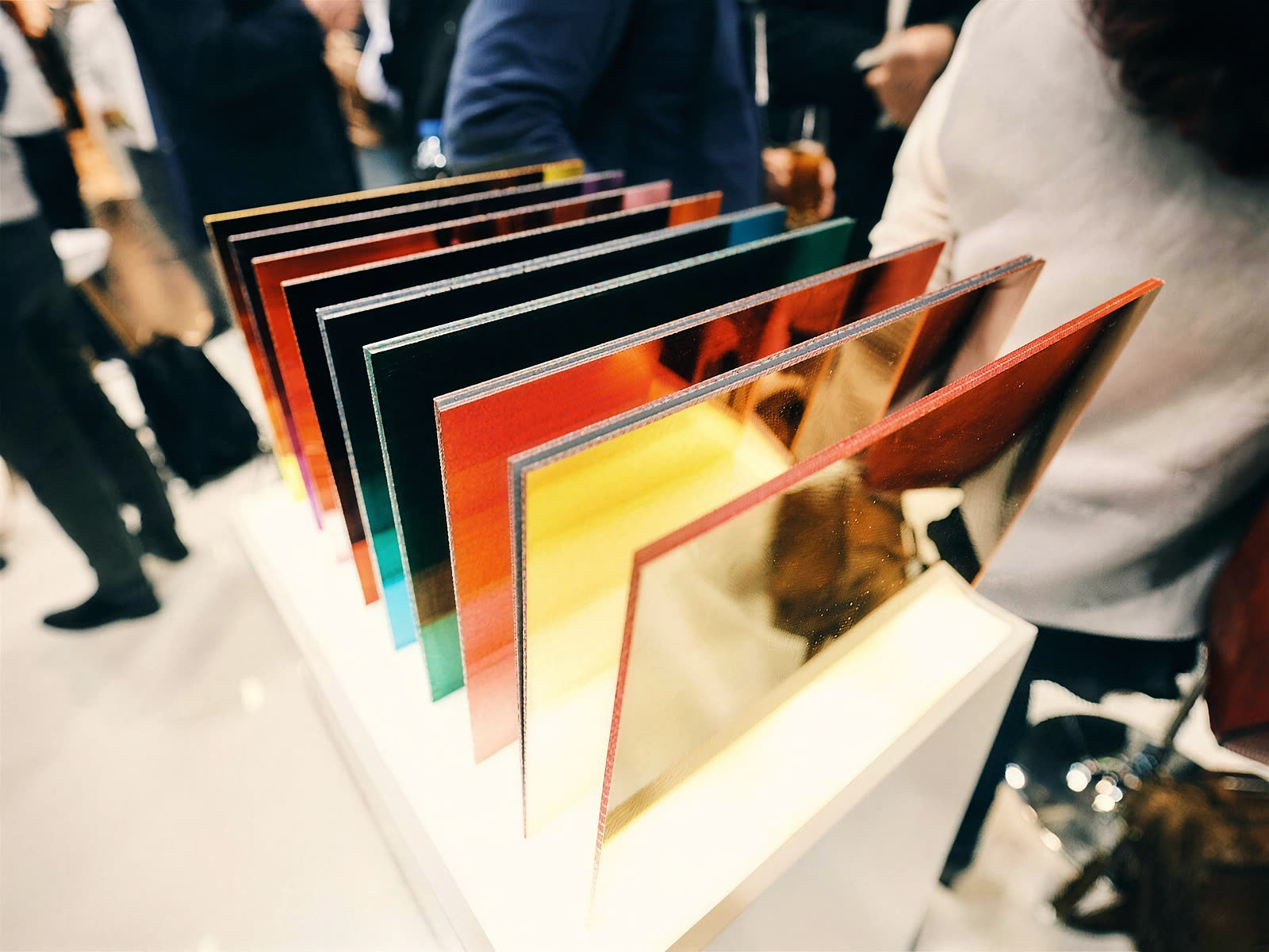 Farbmuster aus Acrylglas auf dem Stand