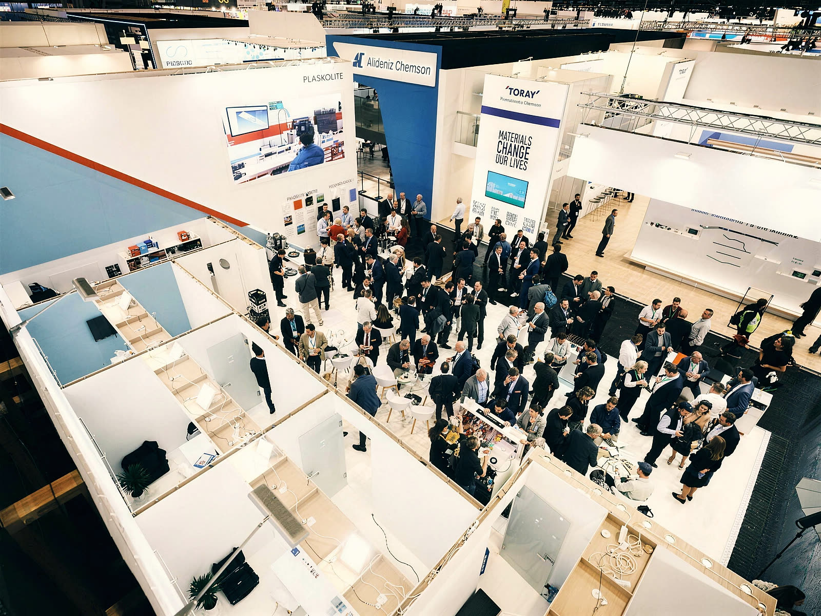 Messestand auf der Kunststoffmesse, Foto von VYSUALIZED