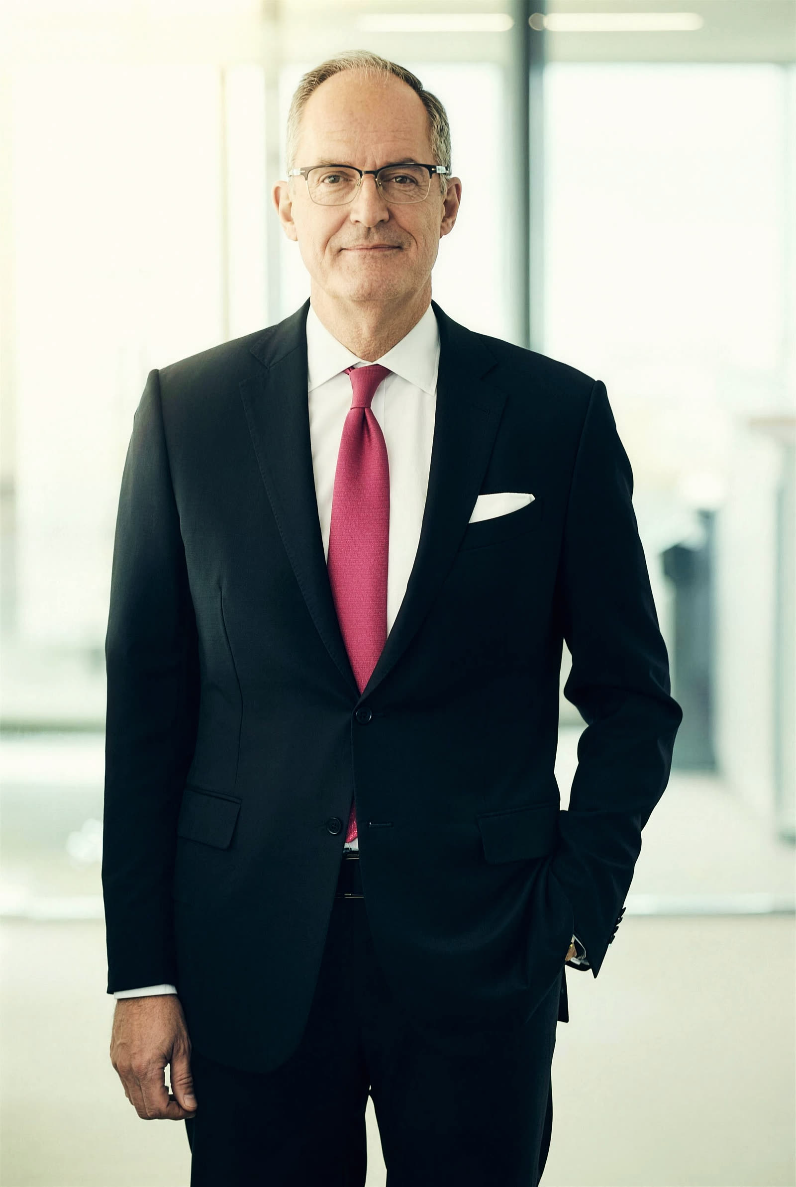 Business-Portrait eines Mannes im Anzug, ganze Figur